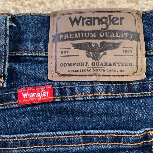 ✋Like New Wrangler Denim Relaxed Fit Jeans with Flex 42 x 29 Like New - Picture 2 of 7